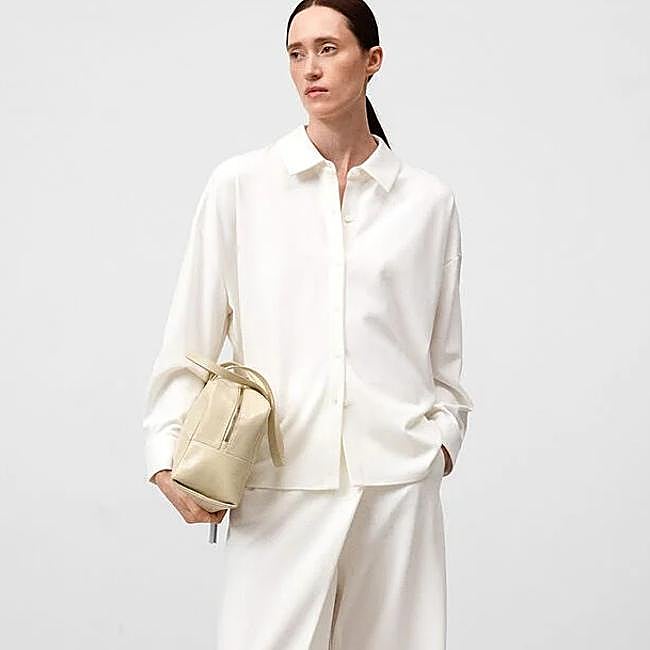 Camisa blanca de Adolfo Domínguez, 79 euros.