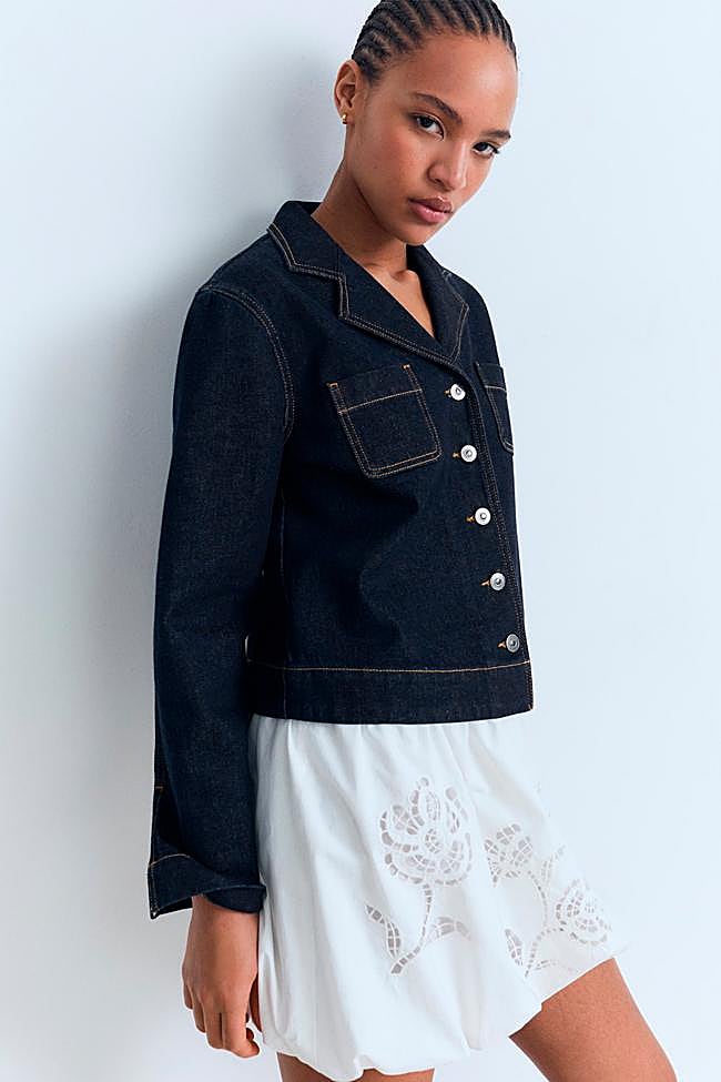 Cazadora vaquera en azul oscuro de Mango.