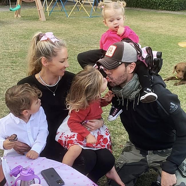 Una preciosa estampa familiar con sus tres hijos, compartida por Anna Kournikova.