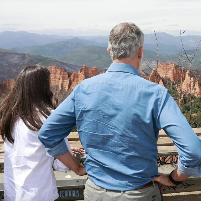 Los reyes Felipe y Letizia no pudieron evitar un gesto de seriedad extrema al contemplar cómo quedó el paisaje de Las Médulas tras los incendios.