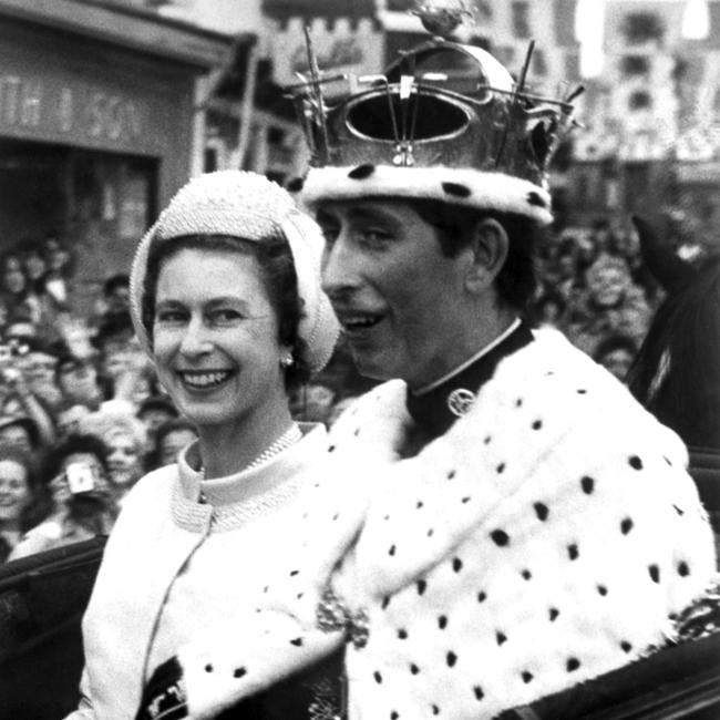 Isabel II y el actual rey Carlos III tras ser investido como príncipe de Gales, en 1969.