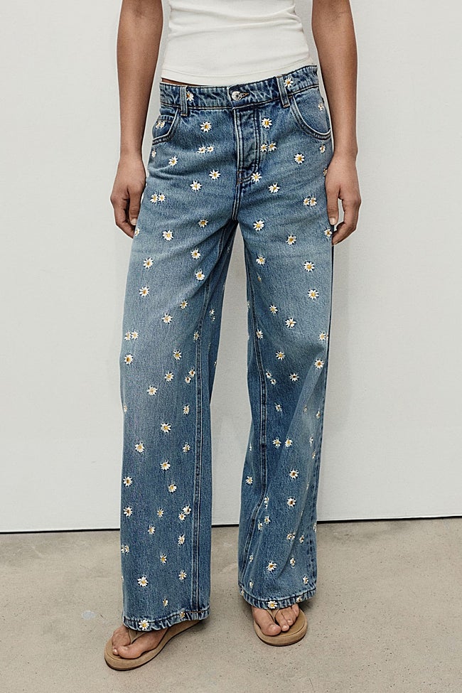 Vaqueros con flores de Mango (49,99 euros)