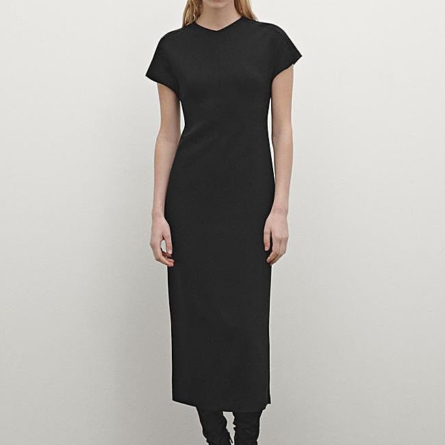 Vestido negro de manga corta de Massimo Dutti, 25,95 euros.