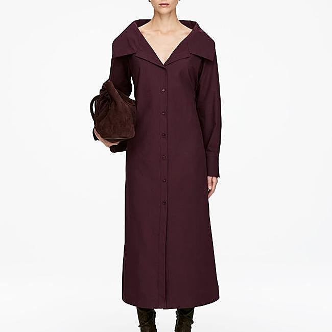 Vestido con cuello abierto de Arket, 119 euros.