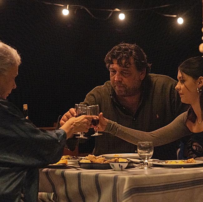 Kiti Mánver, Hovik Keuchkerian y Nonna Cardoner como Isabel, Antonio y Lupe en una imagen de la miniserie española, Dos tumbas.