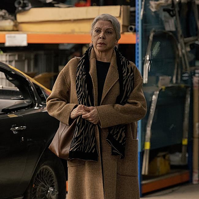 Kiti Mánver interpreta en Dos tumbas a Isabel, una aguerrida abuela que hará cualquier cosa por saber qué paso con Verónica, su nieta.