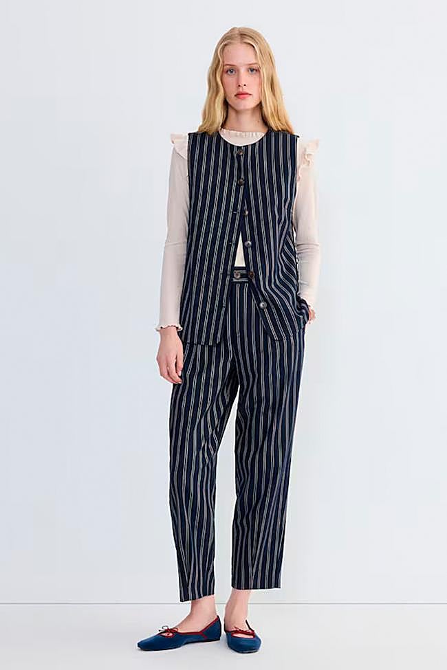 Conjunto con raya diplomática en azul marino de Hipercor.