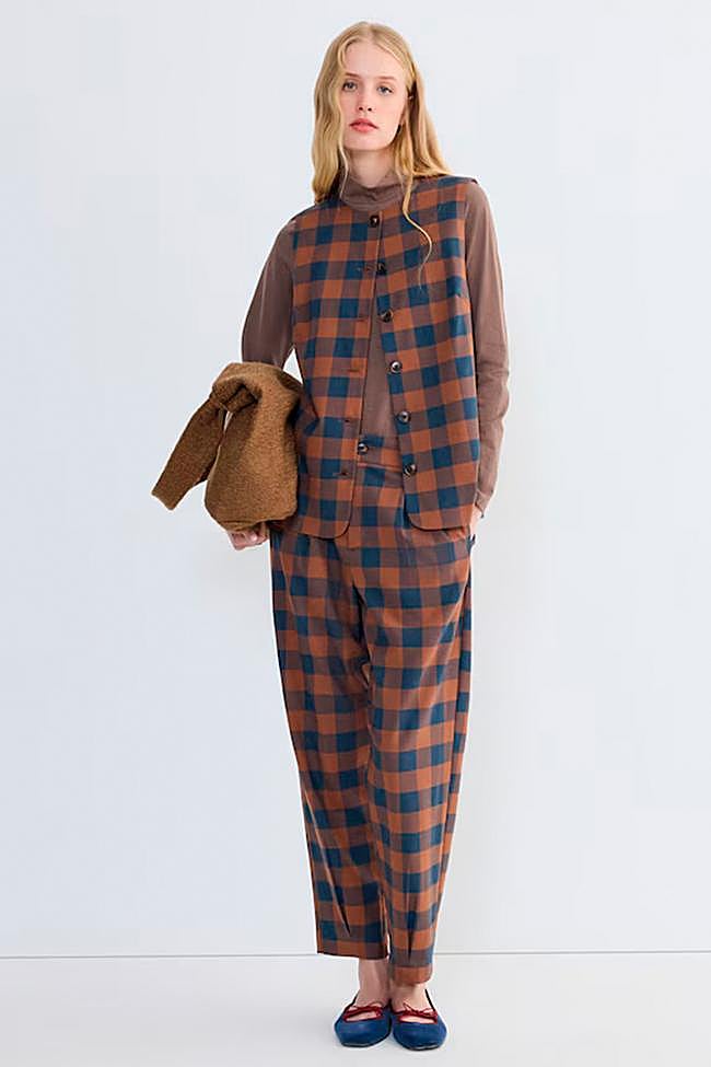 Conjunto con estampado de cuadros en marrón y azul de Hipercor.