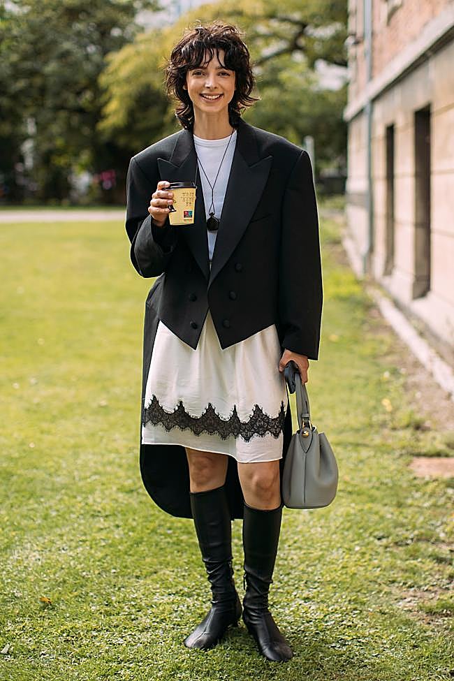 Look con vestido corto y botas.
