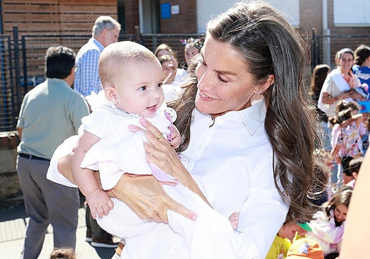 La reina Letizia no pudo evitar la sonrisa al coger a un bebé durante su visita a varios pueblos de Orense, en el segundo día de su 'tour' por las zonas afectadas por los incendios.