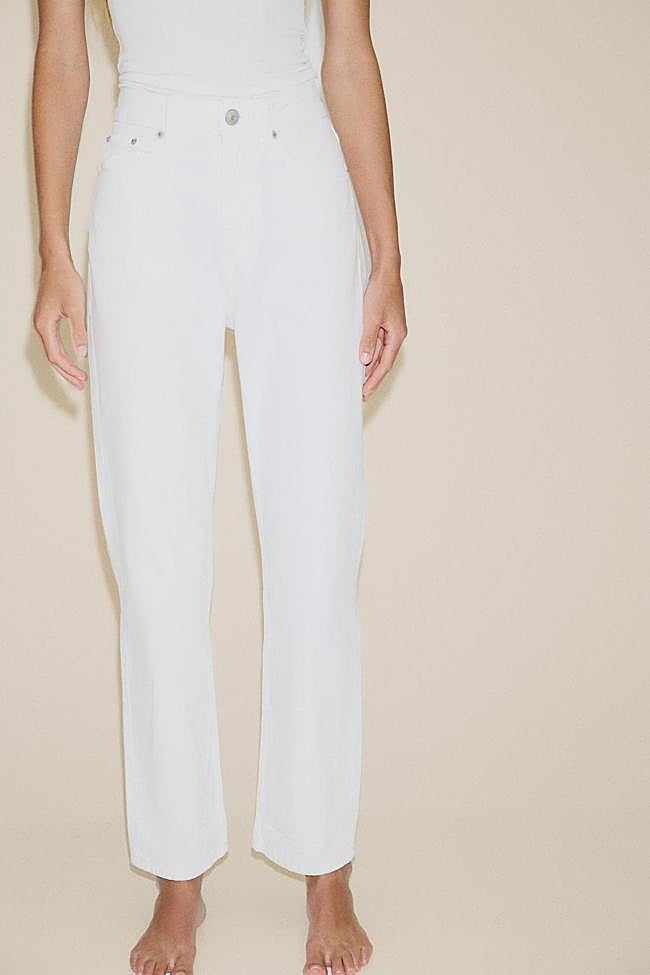 Vaquero de tiro alto en color blanco de Zara.