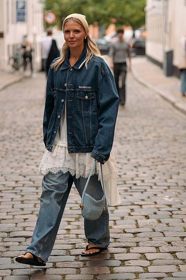 Total look vaquero con vestido corto de verano.