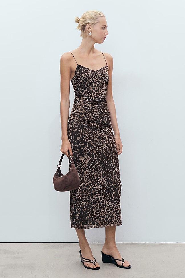 Vestido con estampado de leopardo de Mango (29,99 euros)