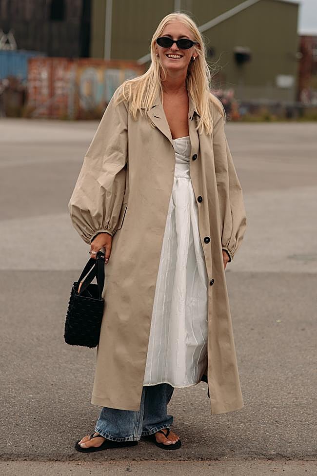 Look con vestido de verano, vaqueros y gabardina.