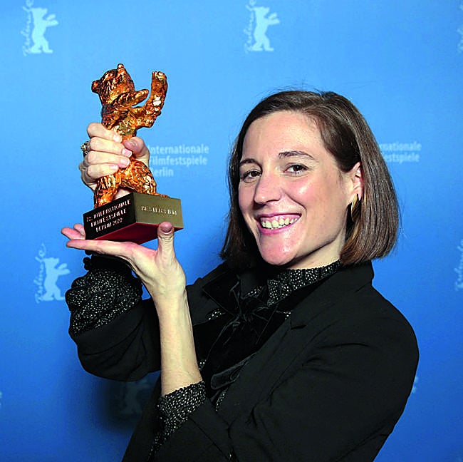 Carla Simón con el Oso de Oro en Berlín por su segunda película, Alcarràs.