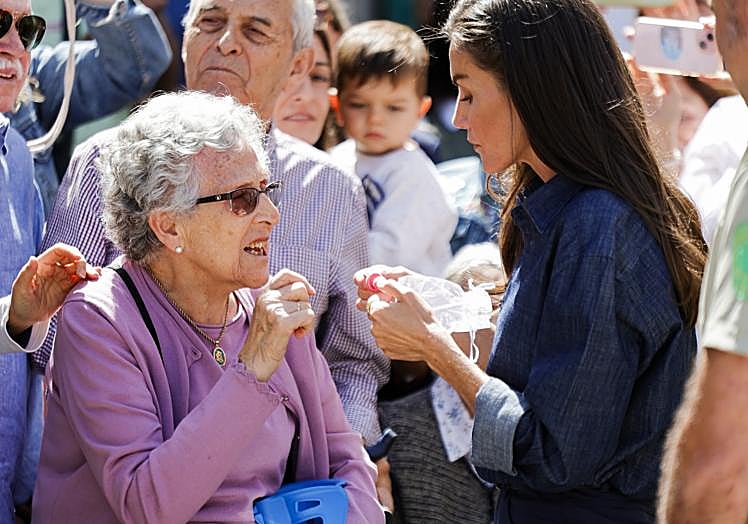 La reina Letizia se paró con los bebés y con un cachorro de tres meses, pero también con muchísimas personas mayores, especialmente afectadas.