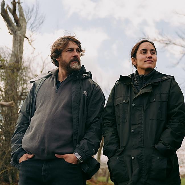 Félix Gómez y Megan Montaner en una imagen de La caza. Irati.