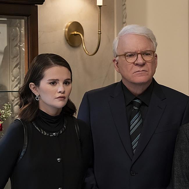 Selena Gómez y Steve Martin en una imagen de la comedia estadounidense, Solo asesinatos en el edificio.