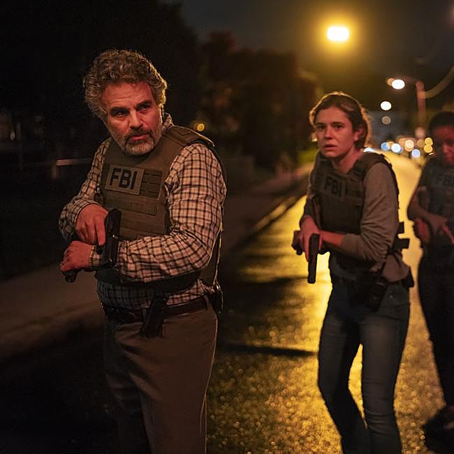 A la izquierda, Mark Ruffalo en una imagen de Task, la nueva miniserie del creador de Mare of Easttown.