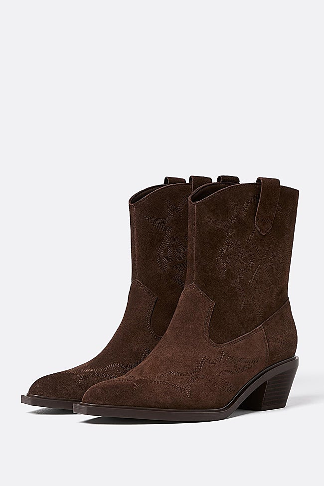 Botines marrones de Stradivarius (49,99 euros)