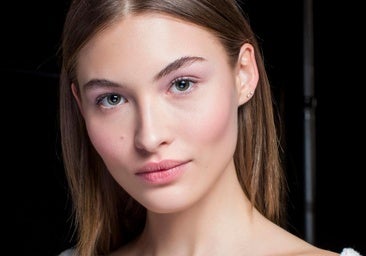 Cómo aplicar bien el eyeliner nude, la tendencia natural que va a arrasar este otoño