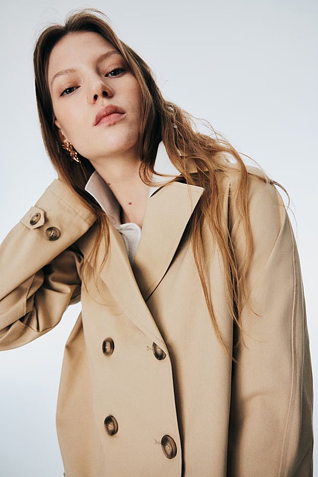 Trench corto de H&M (34,99 euros)