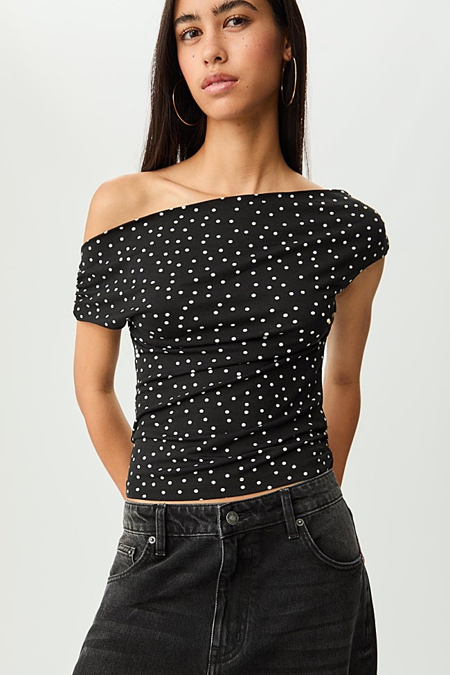 Top con estampado de lunares de Stradivarius (12,99 euros)