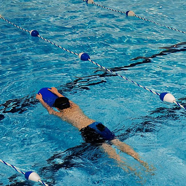 La natación es una activida extraescolar ideal para los niños que se encuentran en la etapa entre los seis y los diez años.