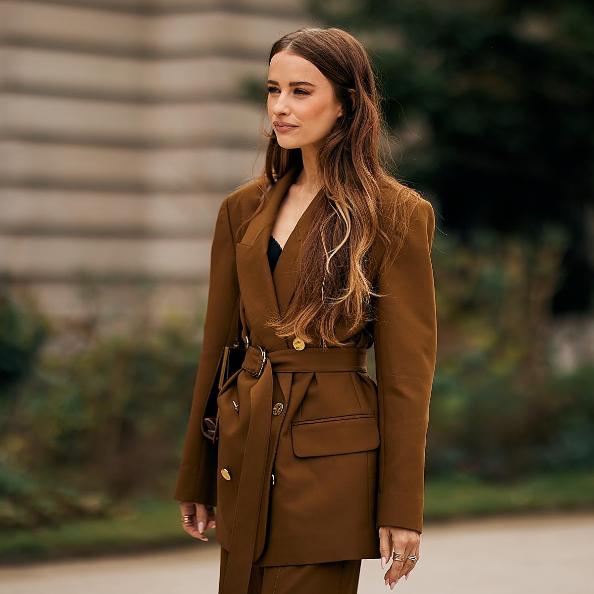 Mujer con básicos de otoño