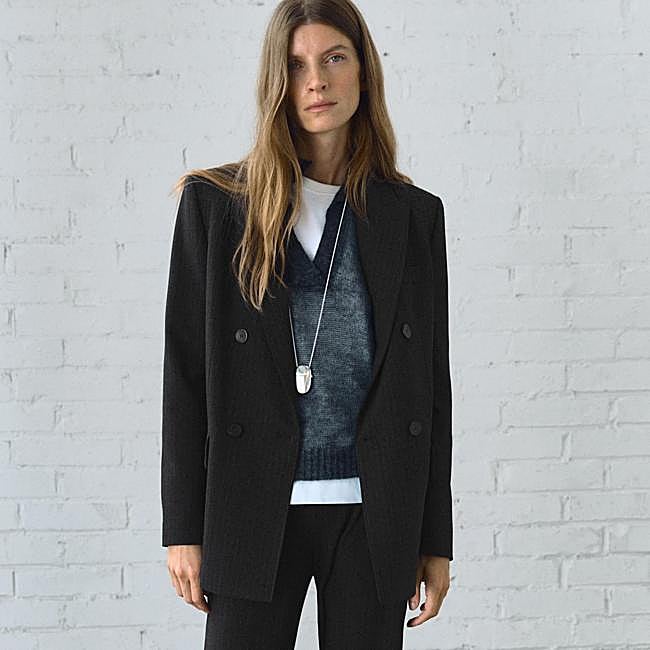 Americana de raya diplomática de Mango, 79,99 euros.