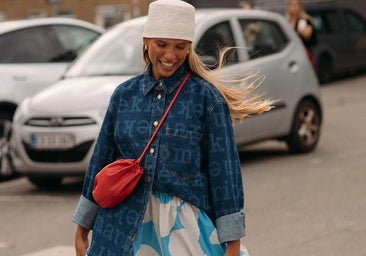 Un look con bolso bandolera rojo.