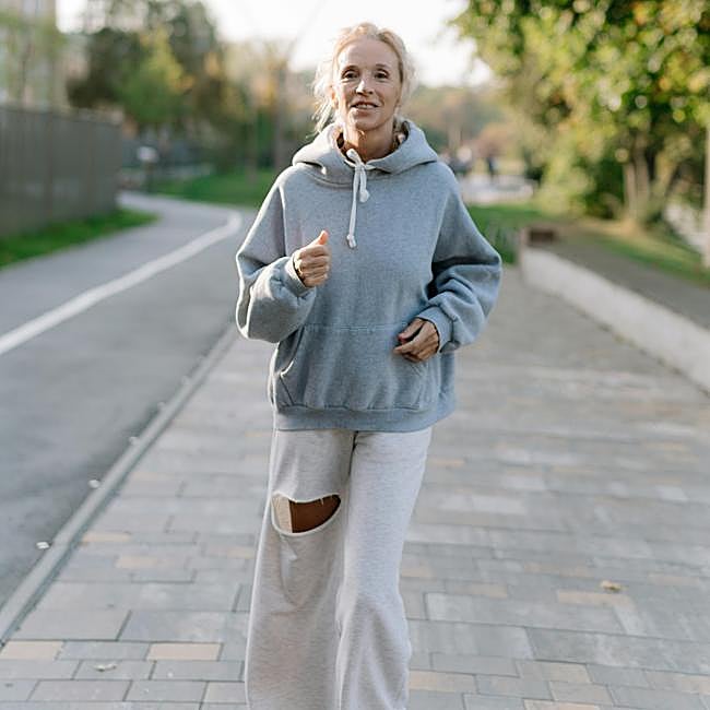 Mujer caminando al aire libre.