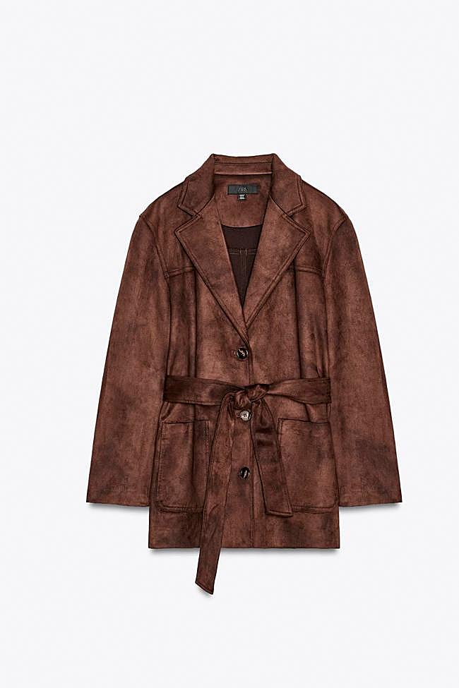 Chaqueta de ante con lazada de Zara.
