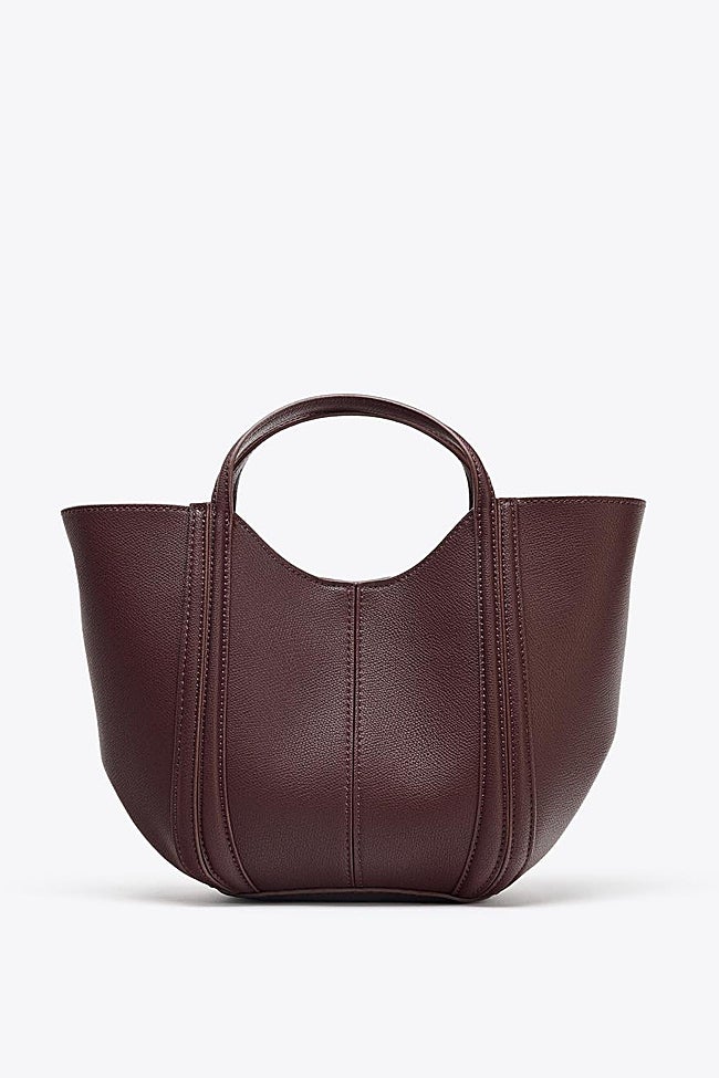 Bolso burdeos de Zara (25,99 euros)