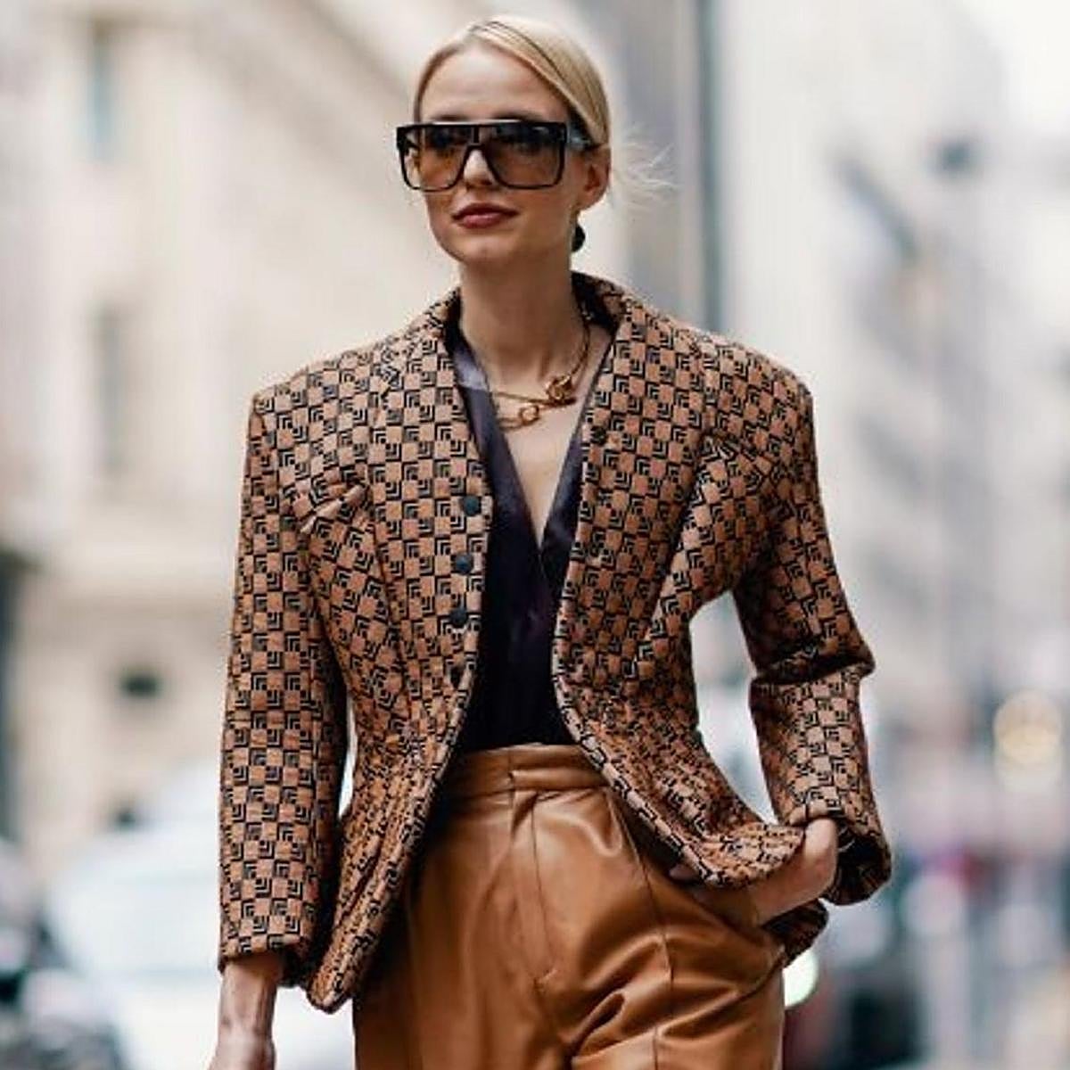 Prendas con hombreras para otoño 2025 que transforman.