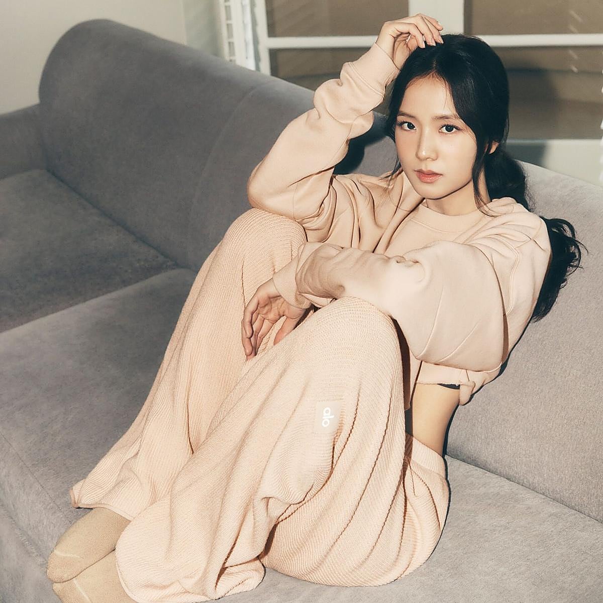 Mujer con un total look deportivo.