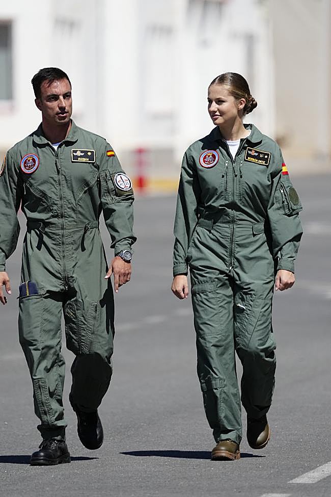 Alberto Guzmán, jefe de instructores del ala 792, junto a la princesa Leonor.
