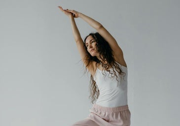 Mujer haciendo ejercicio en casa.