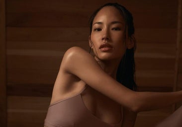 Zancada lateral con mancuernas, un ejercicio top para tonificar core, glúteos y piernas