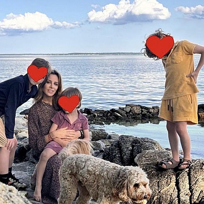 Alejandra Gere, junto a sus tres hijos.