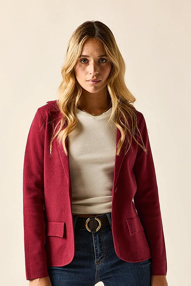 Blazer de punto en granate de Algo Bonito.