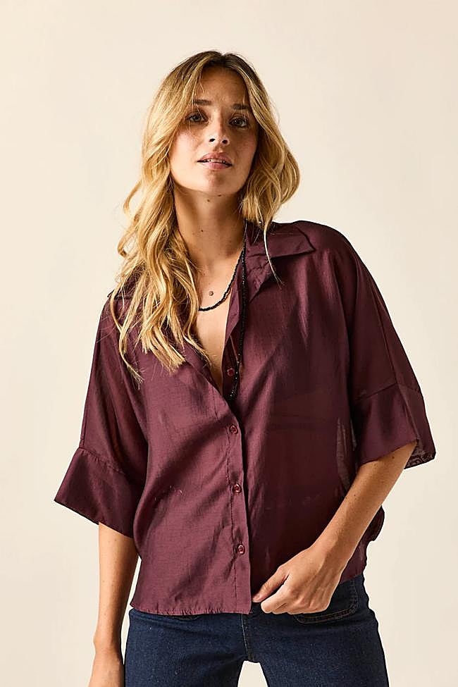 Camisa de manga corta en burdeos de Algo Bonito.