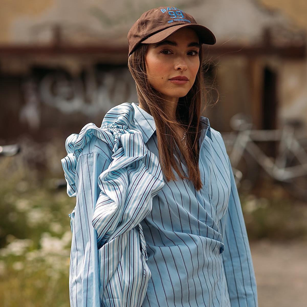 Mujer con blusa de entretiempo