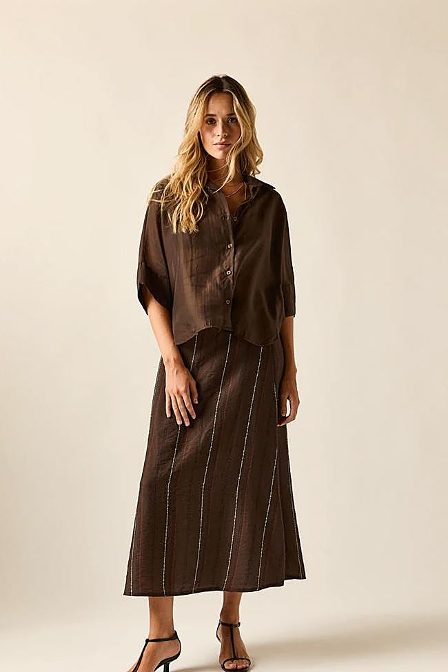 Falda midi en color marrón de Algo Bonito.