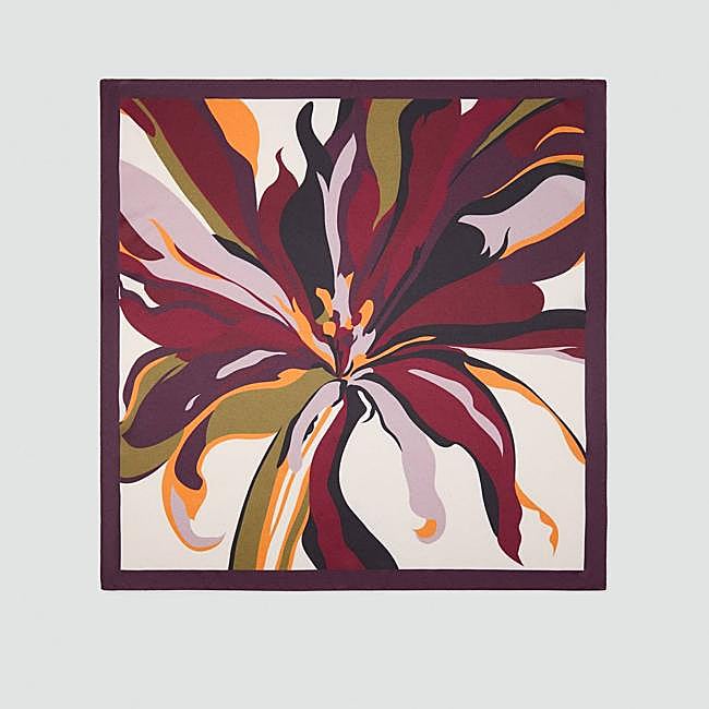 Pañuelo satinado estampado lirio (9,99€)