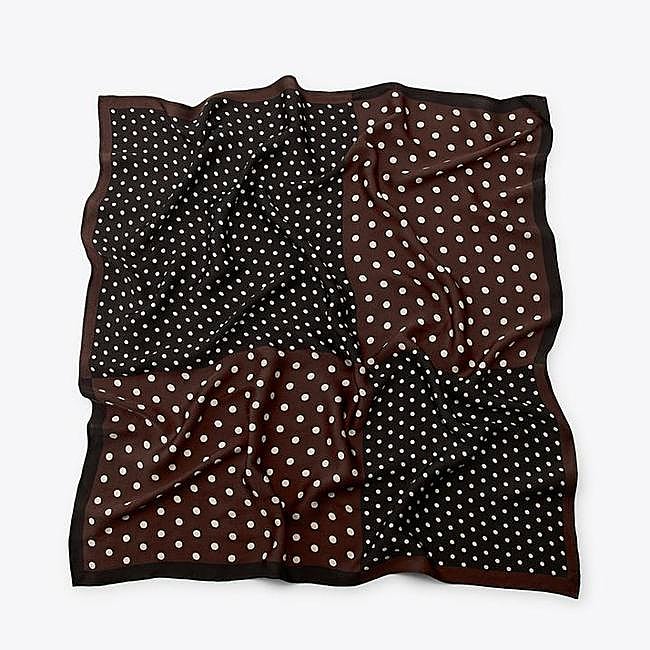 Pañuelo estampado lunares (15,95€)