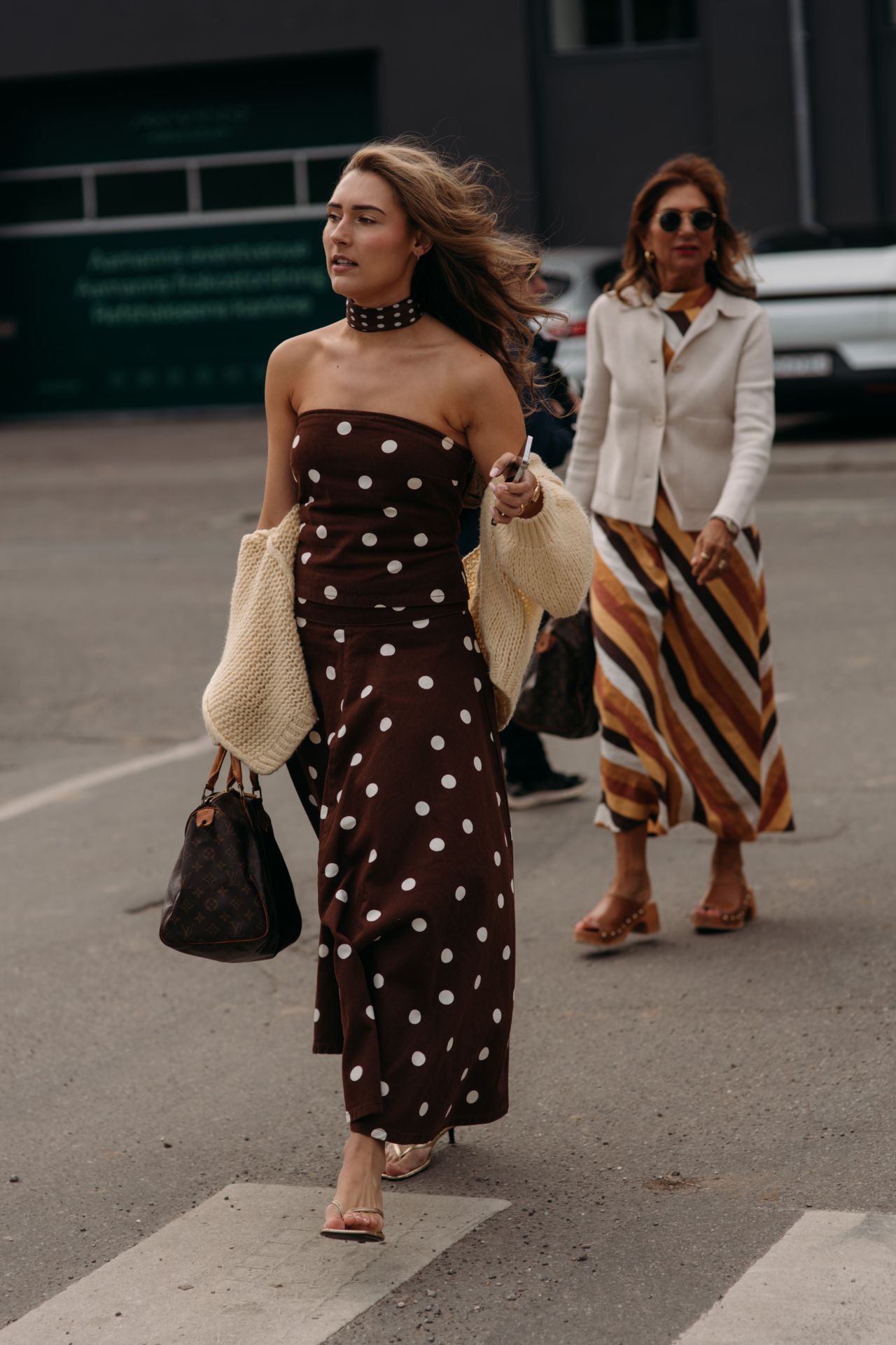 Look de invitada visto en la Semana de la Moda de Copenhague.