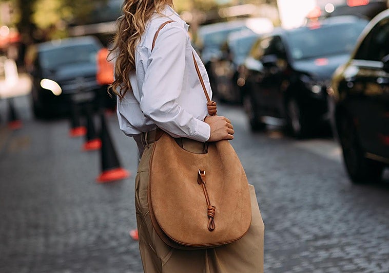 El bolso más importante del otoño es este bucket de ante que está en todas las marcas