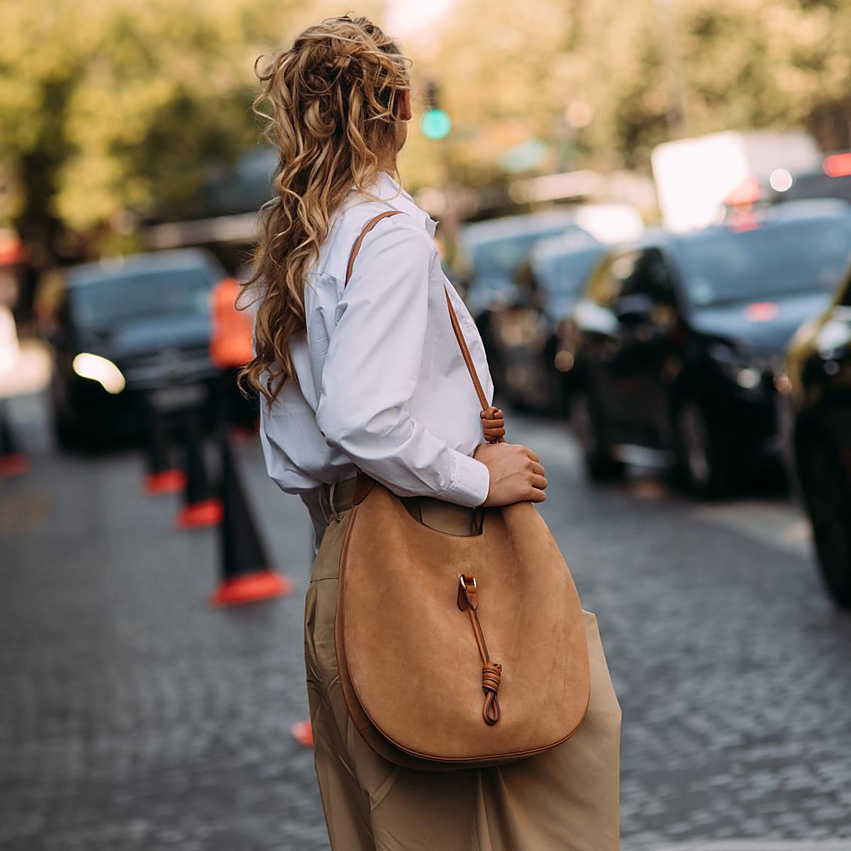 El bolso más importante del otoño es este bucket de ante que está en todas las marcas