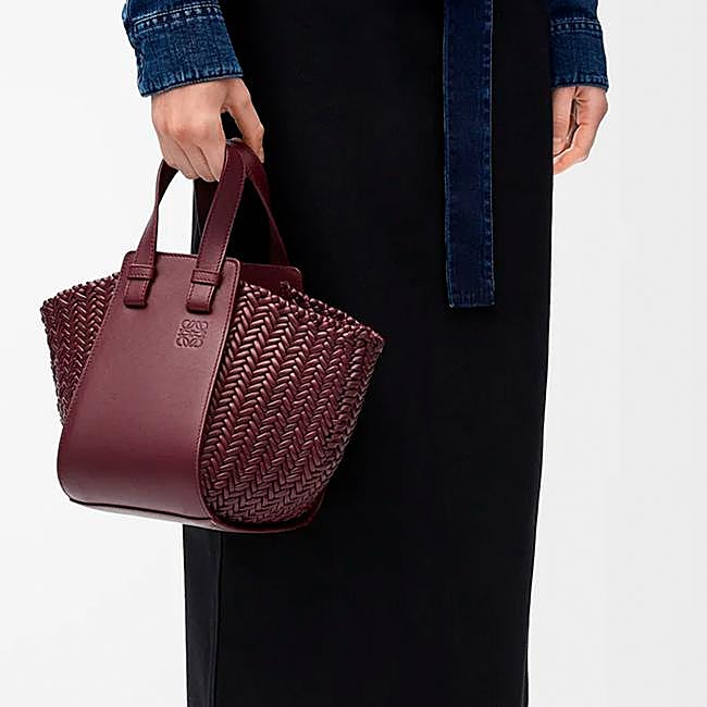 Bolso trenzado Hammock Compact en piel d Loewe